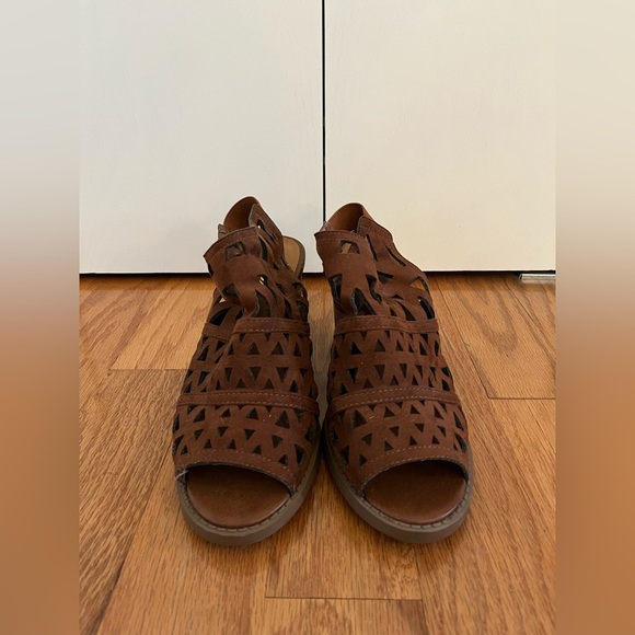 Soda-Brown Laser Cut Geometric Sandal Heels. size 10. - Picture 5 of 9